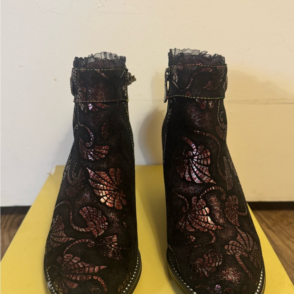 L’Artiste 37 (US 6.5-7) Dessa Bootie - Bordeaux Metallic New in Box - Picture 10 of 13